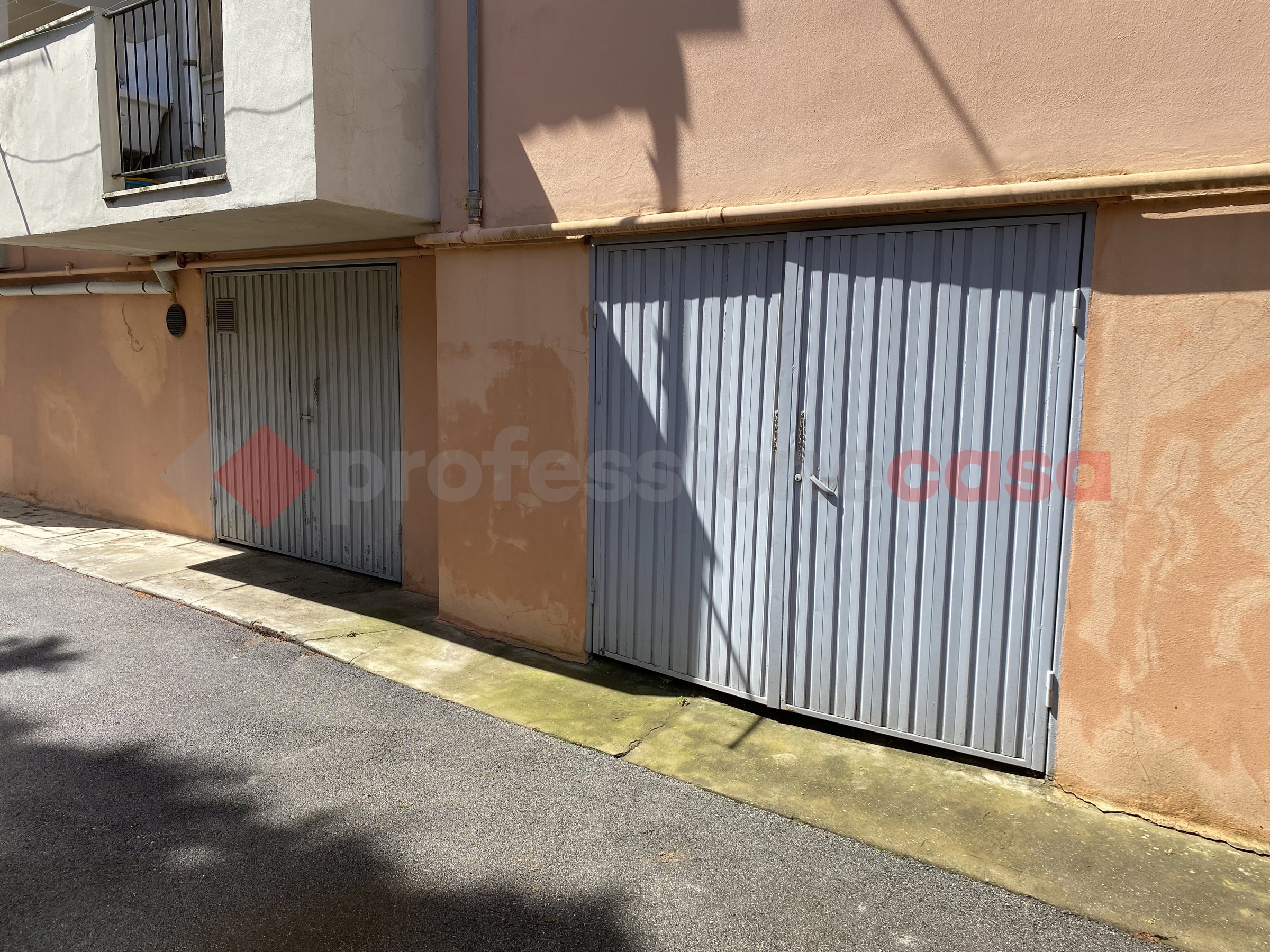 Foto 11 di 12 - Garage in vendita a Livorno