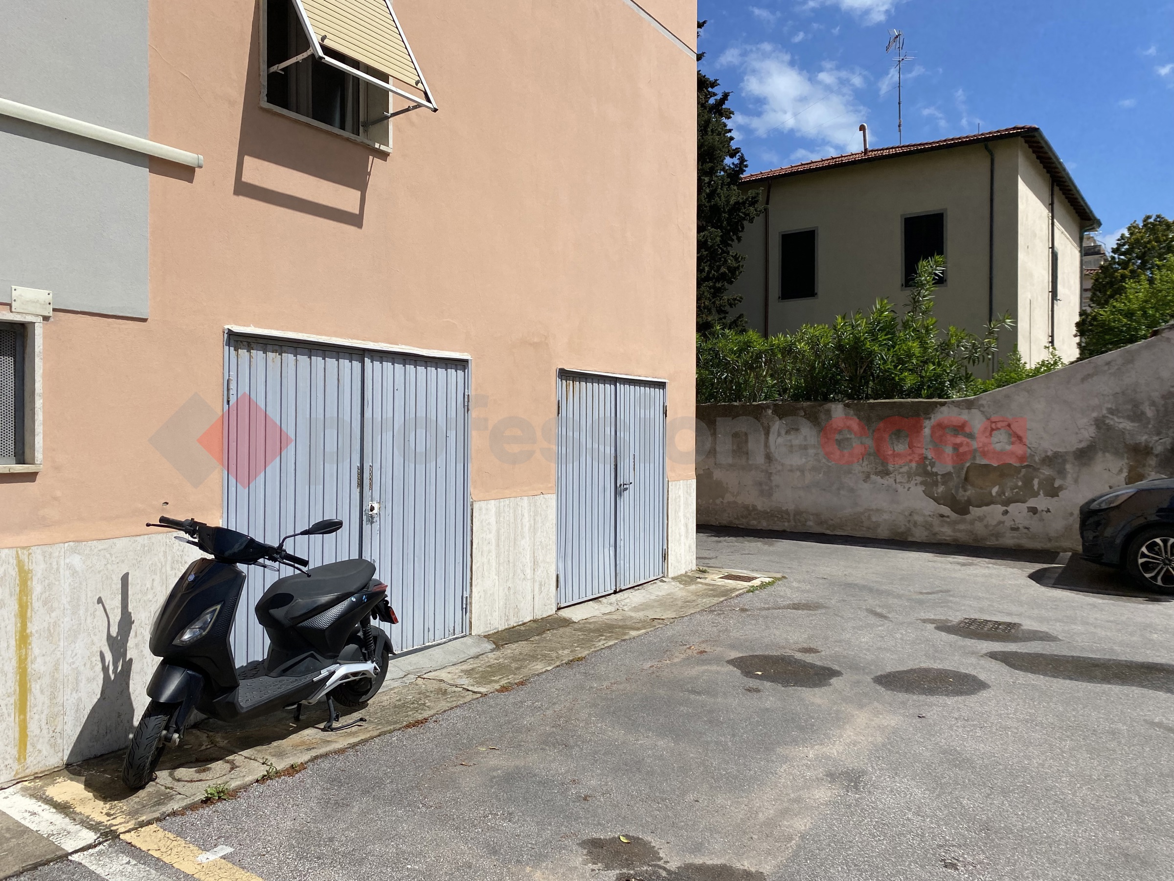 Foto 9 di 12 - Garage in vendita a Livorno