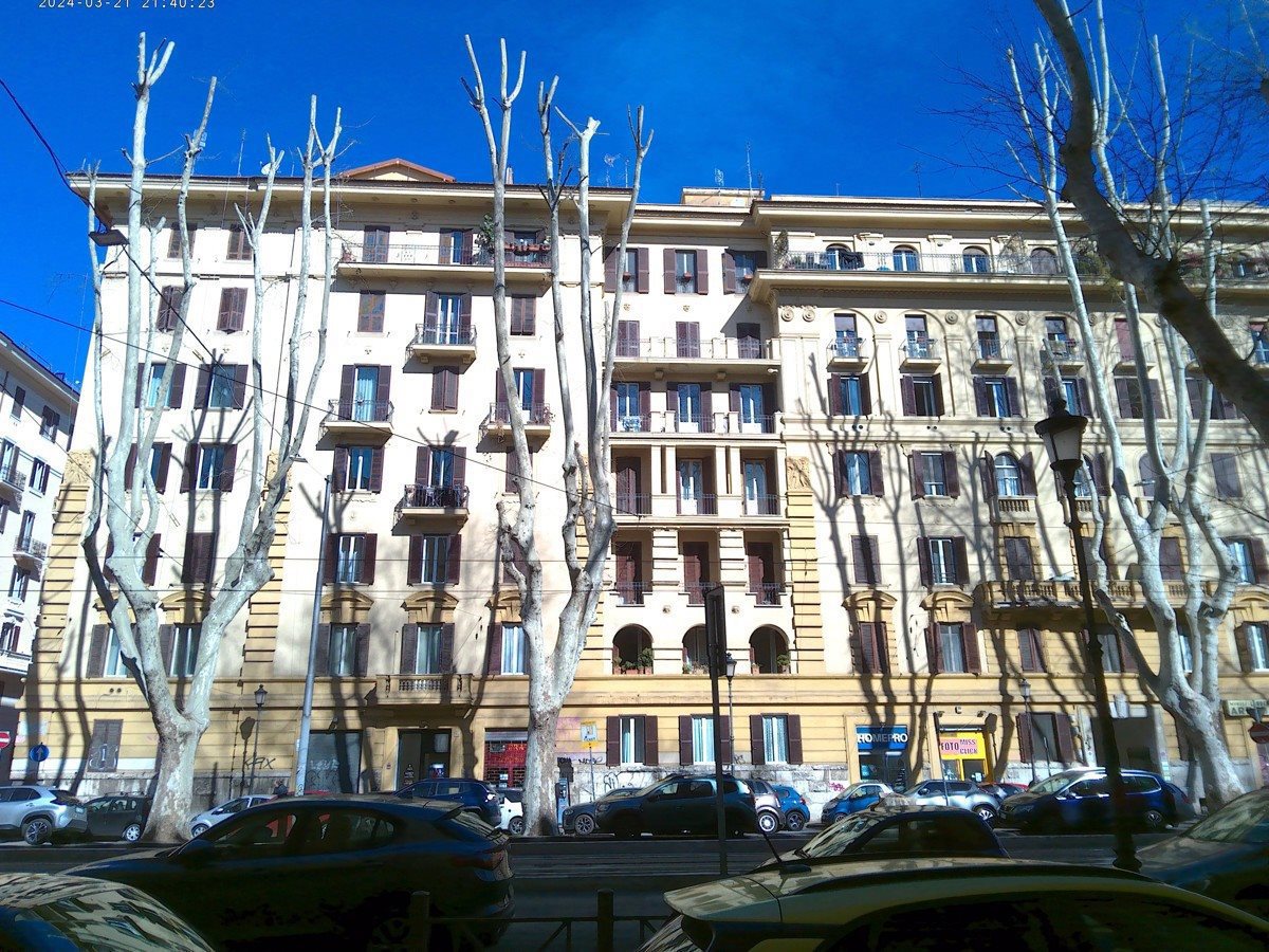 Foto 1 di 18 - Negozio in affitto a Roma