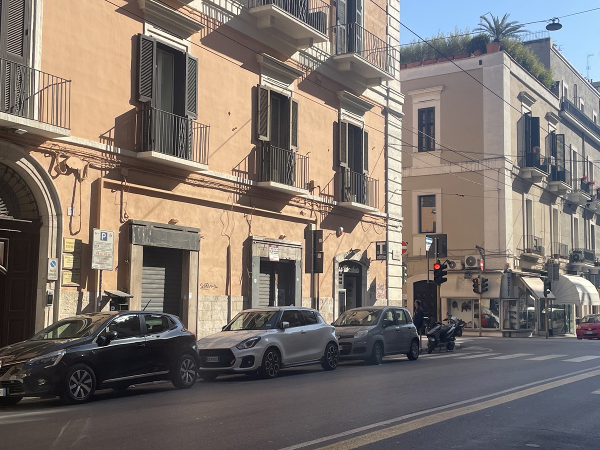 Foto 17 di 21 - Negozio in affitto a Bari