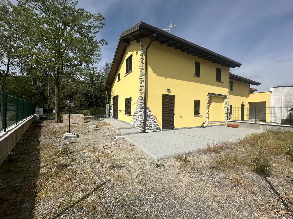 Foto 1 di 29 - Villa a schiera in vendita a Montecalvo Versiggia