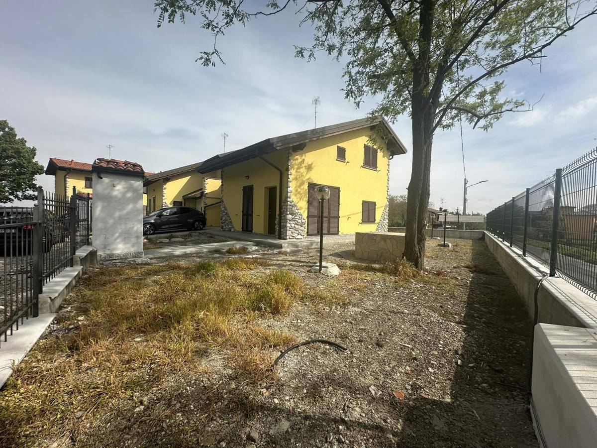 Foto 2 di 29 - Villa a schiera in vendita a Montecalvo Versiggia