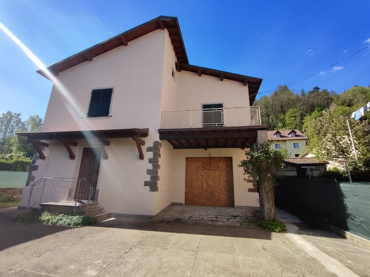 Foto 1 di 24 - Casa indipendente in vendita a Castelnuovo Garfagnana