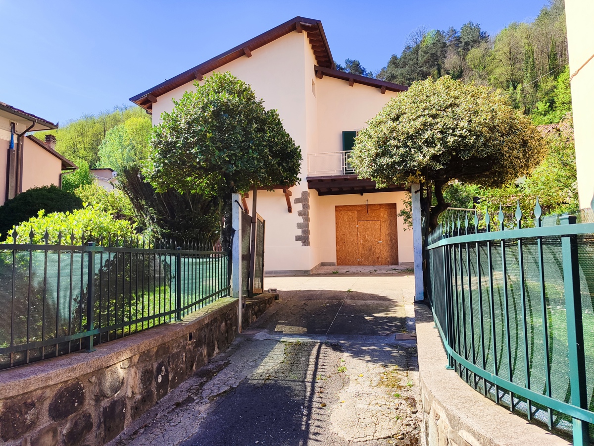 Foto 3 di 24 - Casa indipendente in vendita a Castelnuovo Garfagnana