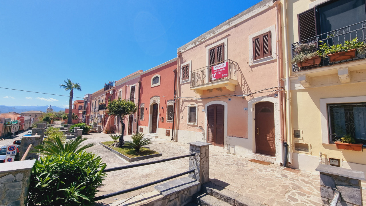 Foto 1 di 35 - Casa indipendente in vendita a Milazzo