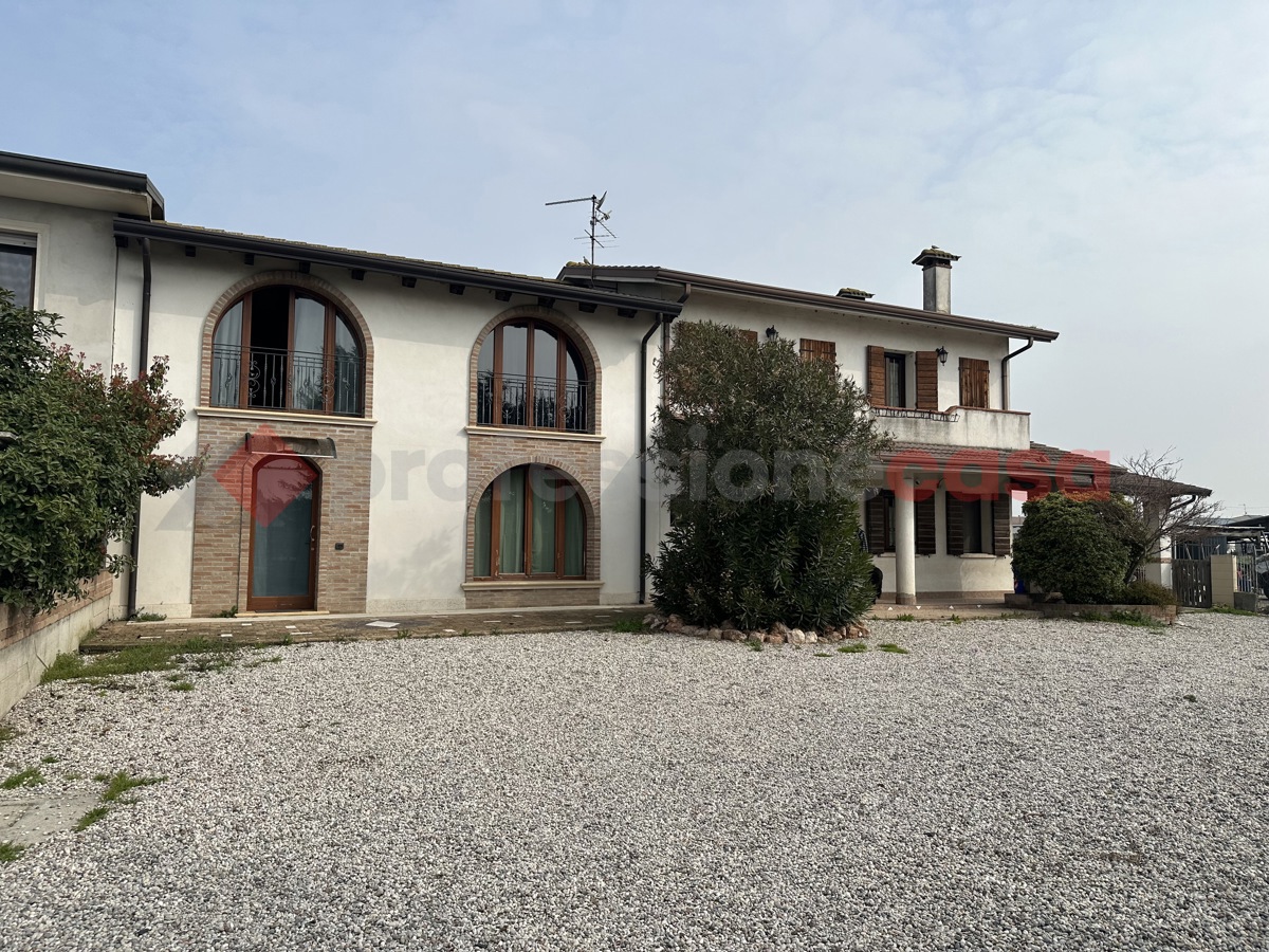 Foto 1 di 10 - Casa indipendente in vendita a Legnago