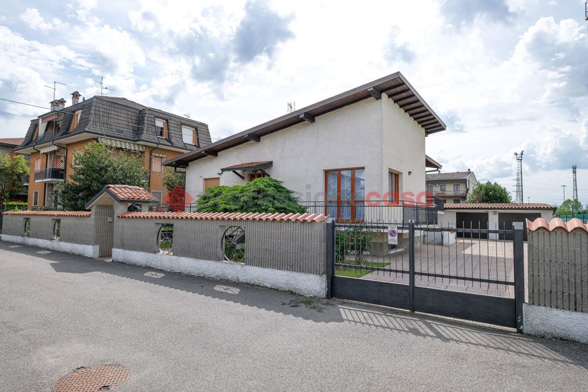 Foto 1 di 43 - Villa in vendita a Ciserano