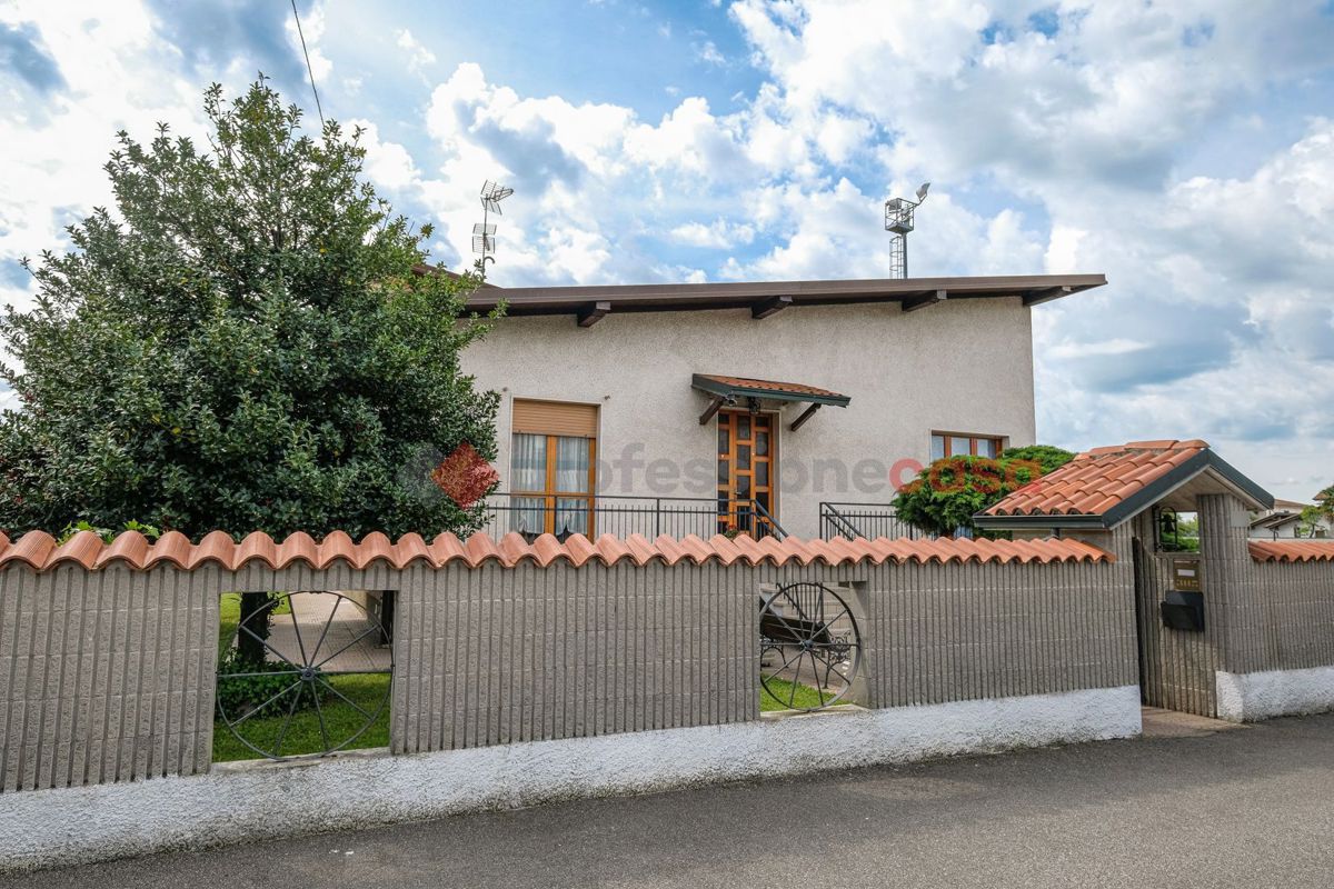 Foto 3 di 43 - Villa in vendita a Ciserano